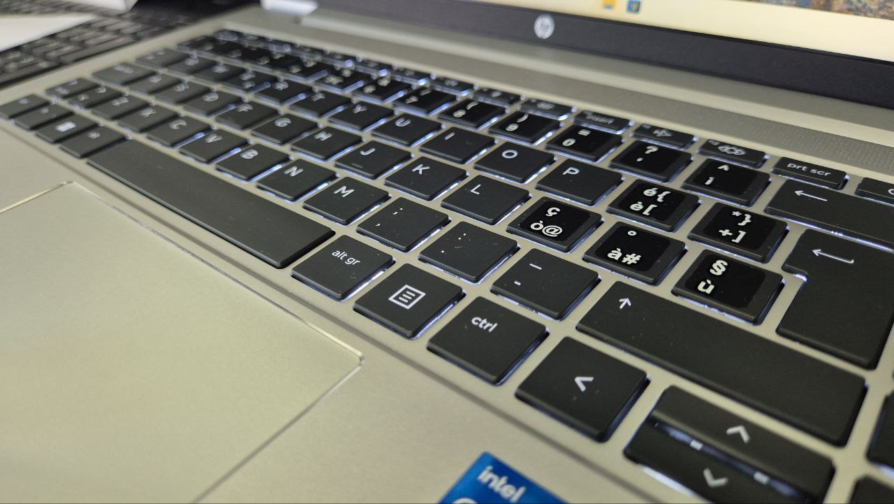 latop14" con adesivi