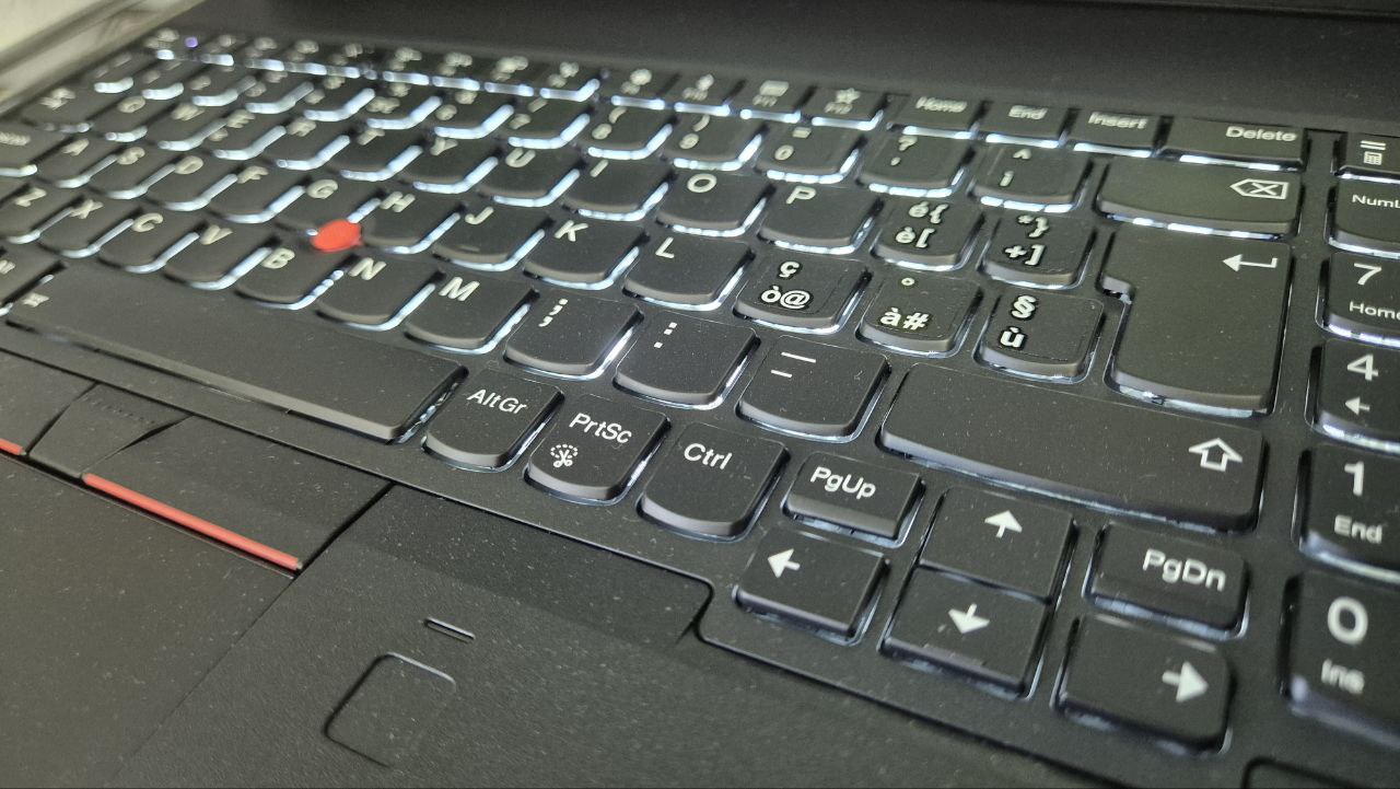 latop 15" con adesivi